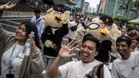 Maskot Bawaslu Wasra dan Wasri menghibur warga saat mensosialisasikan pemilu antipolitik uang di kawasan Bundaran HI, Jakarta 