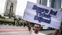 Pegawai Bawaslu mensosialisasikan pemilu antipolitik uang di kawasan Bundaran HI, Jakarta, Minggu (4/2/2024).