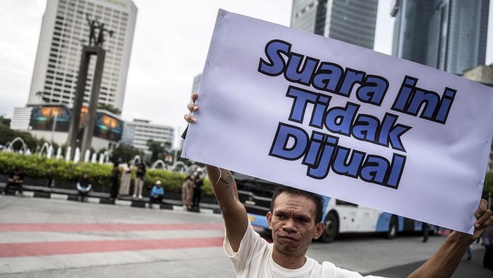 Pegawai Bawaslu mensosialisasikan pemilu antipolitik uang di kawasan Bundaran HI, Jakarta, Minggu (4/2/2024). Dalam Pasal 7 Peraturan Gubernur DKI Jakarta Nomor 12 Tahun 2016 tentang Pelaksanaan Hari Bebas Kendaraan Bermotor menjelaskan bahwa kawasan car free day (CFD) merupakan daerah yang tidak boleh menjadi lokasi kampanye.