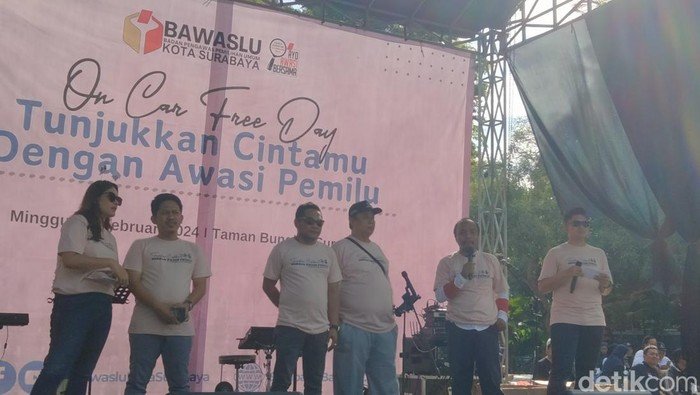 Bawaslu Surabaya gelar sosialisasi pemilu damai di car free day (CFD) Taman Bungkul Surabaya