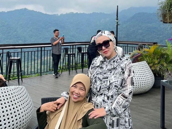 bella shofie bersama sang bunda.