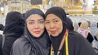 Bella Shofie sedih luar biasa karena sang bunda, Agustini meninggal dunia. Foto: instagram Bella Shofie