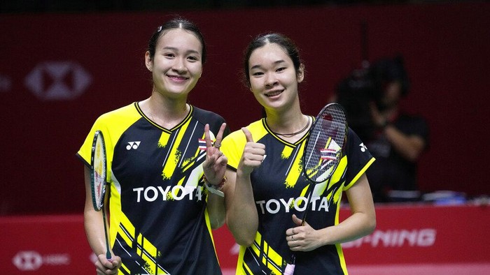 Thailands Benyapa Aimsaard, left, and Nuntakarn Aimsaard pose for a photographers after wining the match against South Koreas Kim Hye-jeong, and Jeong Na-eun during their womens doubles semi-final badminton match at the BWF World Tour Finals in Bangkok, Thailand, Saturday, Dec. 10, 2022. (AP Photo/Saklchai Lalit)