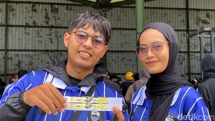 Bobotoh saat menukarkan tiket Persib vs Persis Solo.