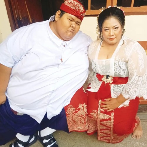 Bombom, pria obesitas dengan berat 210 kg di Gianyar, Bali, dan istri yang pernah viral. (Tangkapan layar Instagram @goes_bombom)