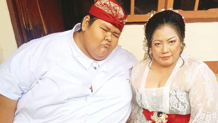 Bombom, pria obesitas dengan berat 210 kg di Gianyar, Bali, dan istri yang pernah viral. (Tangkapan layar Instagram @goes_bombom)