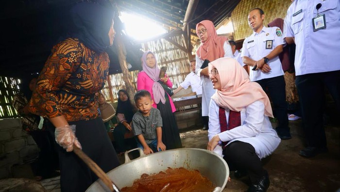Bupati Banyuwangi Ipuk mengunjungi produksi gula semut