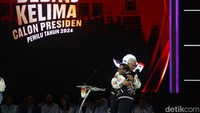 Ganjar-Mahfud pun terlihat berpelukan erat. 