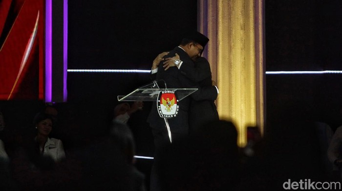 Debat Kelima Pilpres 2024 Usai, Paslon Saling Berpelukan Debat kelima Pilpres 2024 yang melibatkan kandidat capres selesai digelar. Masing-masing paslon saling berpelukan. Debat digelar di JCC Senayan, Jakarta, Minggu (4/2/2024).