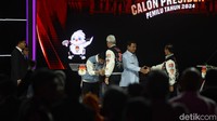 Kemudian, ketiga pasangan calon pun saling menghampiri dan bersalaman. 
