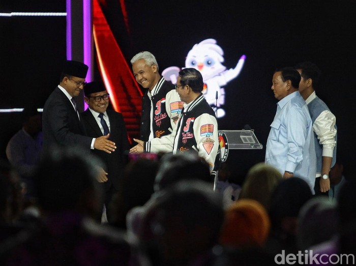 Debat kelima Pilpres 2024 yang melibatkan kandidat capres selesai digelar. Masing-masing paslon saling berpelukan. Debat digelar di JCC Senayan, Jakarta, Minggu (4/2/2024).