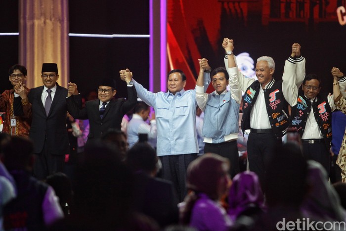 Debat kelima Pilpres 2024 yang melibatkan kandidat capres selesai digelar. Masing-masing paslon saling berpelukan. Debat digelar di JCC Senayan, Jakarta, Minggu (4/2/2024).