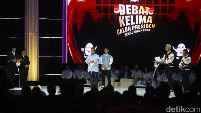 Debat Kelima Pilpres 2024 Usai, Paslon Saling Berpelukan