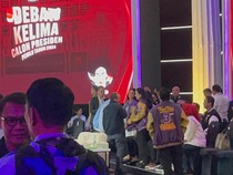 Momen Didit Salami Puan Maharani Saat Jeda Debat Capres Kelima