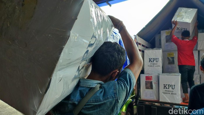 Distribusi logistik untuk Pemilu di Ponorogo