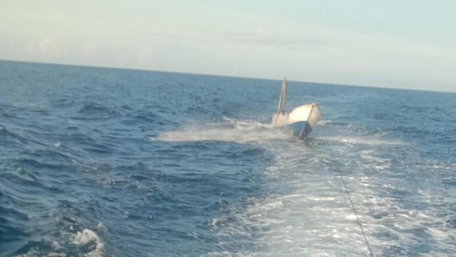 Dua nelayan kakak beradik bersama perahu fiber yang hilang saat mencari ikan di Alor, NTT ditarik ke pinggir pantai, Minggu (4/2/2024). (Istimewa)