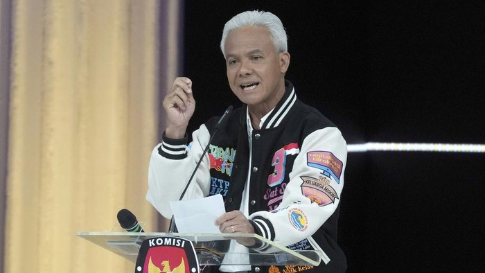 CORRECTS TO FIFTH PRESIDENTIAL CANDIDATES DEBATE - Presidential candidate Ganjar Pranowo speaks during the fifth presidential candidates debate in Jakarta, Indonesia Sunday, Feb. 4, 2024. The worlds third-largest democracy is scheduled to hold its legislative and presidential elections on Feb. 14. (AP Photo/Tatan Syuflana)