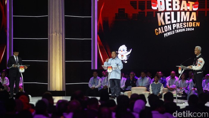 KPU menggelar debat kelima Pilpres 2024. Para calon Presiden dan Wakil Presiden menggunakan outfit berbeda-beda dalam debat ini, Minggu (4/2/2024)