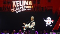 Capres-cawapres nomor urut 3 Ganjar Pranowo-Mahfud Md mengenakan kemeja putih dan varsity jacket berwarna hitam.