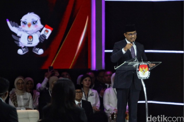 KPU menggelar debat kelima Pilpres 2024. Para calon Presiden dan Wakil Presiden menggunakan outfit berbeda-beda dalam debat ini, Minggu (4/2/2024)