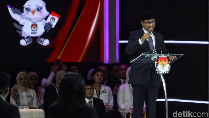 Gaya Ketiga Capres di Debat Pamungkas KPU menggelar debat kelima Pilpres 2024. Para calon Presiden dan Wakil Presiden menggunakan outfit berbeda-beda dalam debat ini, Minggu (4/2/2024)