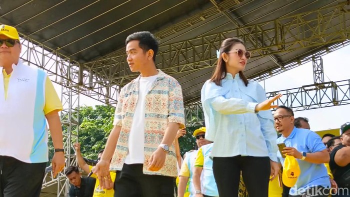 Gibran Rakabuming ditemani Selvi Ananda hadiri kampanye akbar Golkar di Cikarang, Jawa Barat. (Devandra/detikcom)