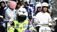 Gibran tampak berboncengan dengan Selvi Ananda saat mengikuti kegiatan tersebut. 