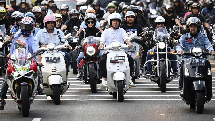 Calon wakil presiden nomor urut 2 Gibran Rakabuming Raka berboncengan dengan istri Selvi Anda berkendara menggunakan motor di Jakarta, Minggu (4/2/2024). Gibran menggelar Sunday Morning Ride (Sunmori) bersama sejumlah artis pendukung Prabowo-Gibran seperti Rafi Ahmad, Nagita Slavina, Andre Taulany, dan Gading Martin. ANTARA FOTO/Erlangga Bregas Prakoso/Spt.