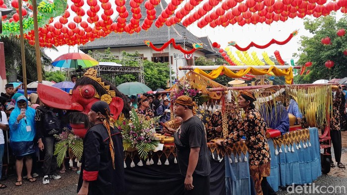 Ratusan masyarakat Kota Solo memperebutkan jodang di karnaval budaya Grebeg Sudiro, Minggu (4/2/2024).