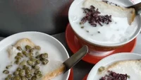 Kalau mau makan bubur kacang ijo di sekitar Kemanggisan, Jakarta Barat bisa mampir ke Siomay Batagor Rimsol yang menjual bubur kacang ijo dengan ketan hitam seharga Rp 10.000. Foto: Pool/Site Culinary