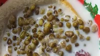 Dengan harga Rp 9.000 sudah bisa jajan bubur kacang ijo campur ketan hitam di Warkop Pandawa, Pondok Bambu. Foto: Pool/Site Culinary