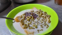 Kalau mau makan bubur kacang ijo dengan tambahan ketan dan roti tawar, bisa pesan di Bubur Kacang Ijo Tebet, Jakarta Selatan. Harganya hanya Rp 11.000. Foto: Pool/Site Culinary