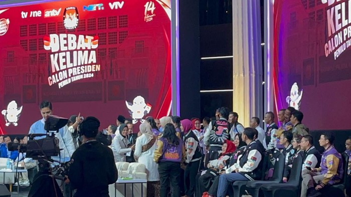 Istri Capres-Cawapres Salaman dan Berfoto saat Jeda Debat (Anggi-detikcom)