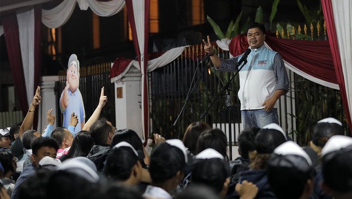 Wakil Ketua Tim Kampanye Nasional (TKN) Prabowo-Gibran, Juri Ardiantoro saat menerima kedatangan Deklarasi Jaringan Pemimpin Muda 08 (JPM 08) di depon kediamaan Prabowo, Kawasan Kertanegara, Jakarta, Sabtu (3/2/2024).