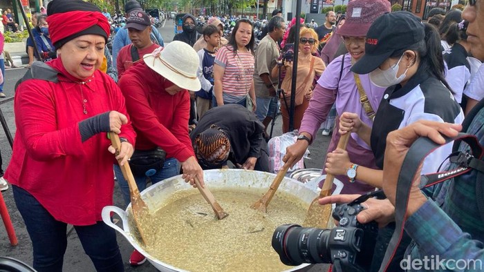Jelang Festival Jenang, ratusan jenang dibagikan di CFD Solo, Minggu (4/2/2024).