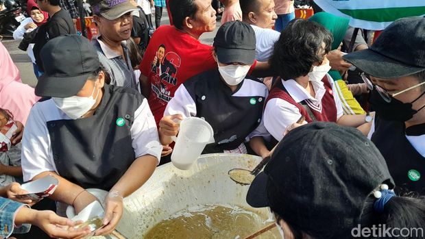 Jelang Festival Jenang, ratusan jenang dibagikan di CFD Solo, Minggu (4/2/2024).