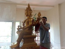 Jemaat Kelenteng Poo An Kiong Blitar Bersihkan Patung Dewa Sambut Imlek
