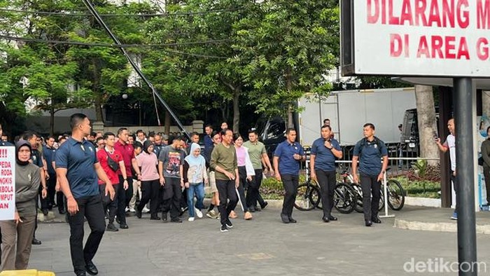 Jokowi besama Iriana jalan pagi di Bandung, didampingi Kaesang hingga Giring