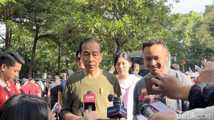 Jokowi memberikan keterangan pers usai jalan pagi di Bandung