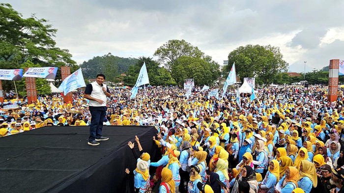 Maruarar Sirait mempunyai kekuatan basis massa di Subang, Majalengka, dan Sumedang. Hari ini , Minggu (4/2/2024), Ara menggelar kampanye untuk Prabowo-Gibran di Sumedang.