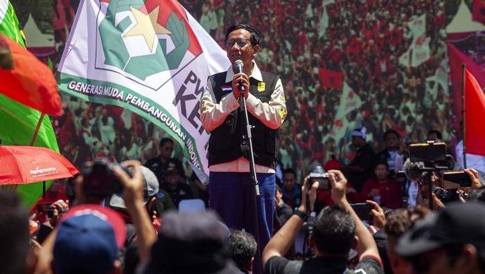Calon wakil presiden nomor urut 3 Mahfud MD (tengah) melakukan simulasi mencoblos surat suara saat kampanye di Batam, Kepulauan Riau, Minggu (4/2/2024).Mahfud MD menyampaikan prioritas program utama yang digagasnya bersama Capres Ganjar Pranowo yaitu beasiswa pendidikan bagi masyarakat tidak mampu, program kesejahteraan bagi para petani dan nelayan serta membuka 17 juta lapangan pekerjaan. ANTARA FOTO/Teguh Prihatna/aww.