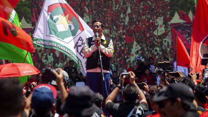 Calon wakil presiden nomor urut 3 Mahfud MD (tengah) melakukan simulasi mencoblos surat suara saat kampanye di Batam, Kepulauan Riau, Minggu (4/2/2024).Mahfud MD menyampaikan prioritas program utama yang digagasnya bersama Capres Ganjar Pranowo yaitu beasiswa pendidikan bagi masyarakat tidak mampu, program kesejahteraan bagi para petani dan nelayan serta membuka 17 juta lapangan pekerjaan. ANTARA FOTO/Teguh Prihatna/aww.