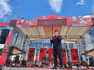 Puan soal Jokowi Bagi-bagi Sembako Jelang Pemilu: Rakyat yang Akan Menilai