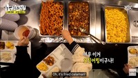 Begini deretan menu yang terpajang di satu sisi kantin. Bahkan, ada calamari dan ebi furai yang dapat diambil sepuasnya. Foto: YouTube