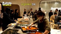 Pilihan makanan yang ditawarkan sangat beragam dan selalu segar. Para juru masak juga akan mengganti ulang kalau ada yang habis. Foto: YouTube