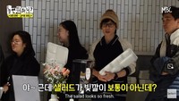 Setiap jam makan siang, para karyawan langsung antre untuk mengambil makanan di sana. Antreannya pun teratur dan setiap orang harus memegang sendiri wadah makanan mereka. Foto: YouTube