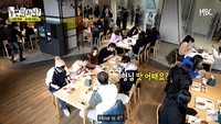 Area makan kantin YG Entertainment ini juga bersih dan luas. Para karyawan bisa menikmati makanan dengan nyaman. Foto: YouTube