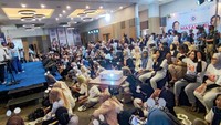 Beginilah potret kemeriahan saat para peserta tumpah ruah mengikuti rangkaian acara Deklarasi Kaukus Perempuan Muda Matahari. Mereka bermaksud menuntaskan dan menggenapkan dukungan terhadap Prabowo Subianto selama 10 tahun.