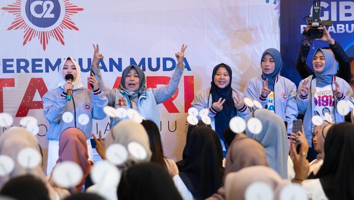 Kaukus Perempuan Muda Matahari Deklarasi Dukung Prabowo-Gibran Kaukus Perempuan Muda Matahari membacakan Deklarasi Dukungan terhadap Prabowo Gibran di Grand Cordela, Kota Bandung. Begini potretnya.