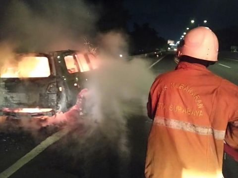 kebakaran mobil di surabaya